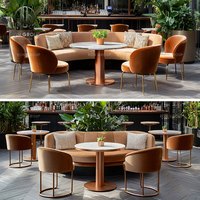 Ensemble de meubles modernes pour restaurant et café, table ronde en marbre, chaises en velours orange avec pieds en métal, banquette en velours pour café