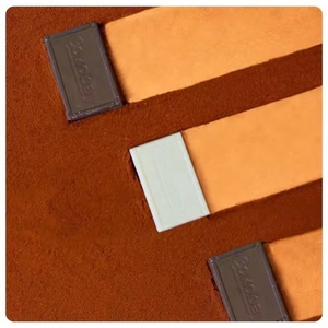 Bloc de chocolat au lait en vrac avec noisettes grillées, paquet individuel de 9g pour la vente au détail, la restauration et le service de marque OEM - Product Image 3