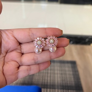 ต่างหูเงินแท้ S925 สไตล์ฝรั่งเศส ประดับด้วยเพทายสีชมพูหวาน ดีไซน์ดอกไม้ไข่มุก สวยสง่า ทันสมัย ให้ลุคแบบเรโทร - Product Image 2