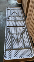 Table pliante robuste pour l'extérieur et l'intérieur, surface en plastique avec structure en métal, légère et peu encombrante