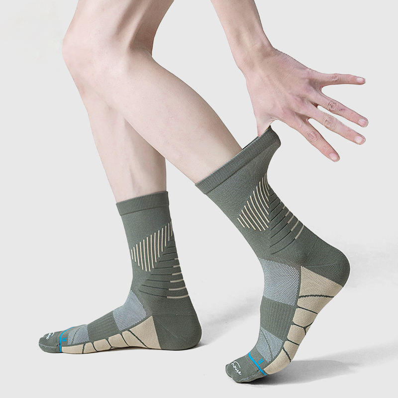 Professional Wholesale Custom Moisture-Wicking Anti-Slip Sports Training Athletic Grip Socks Hiking Socks