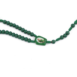 Collier de perles de bois ovales vertes <span class=keywords><strong>Komi</strong></span> Collier de croix de perles de pierre givrée Collier religieux tissé à la main en <span class=keywords><strong>corde</strong></span> - Product Image 3