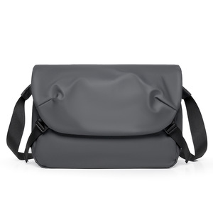 Sac à bandoulière portable PLAYMAX de luxe pour homme, grande capacité, en polyester imperméable, avec fermeture éclair, personnalisable avec logo, style mode nationale - Product Image 6