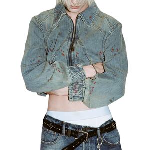 เสื้อแจ็คเก็ตยีนส์ผู้ชายสีฟ้าซีด 100% ผ้าฝ้ายคุณภาพสูง ขายส่ง ลายทางแนวตั้งแบบดีคอนสตรัคชั่น พร้อมลายเปื้อนเลือด รุ่นสั้น - Product Image 1