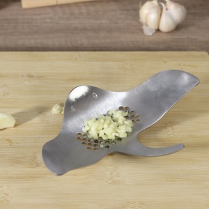 Presse-ail créative et mignonne en acier inoxydable 430, presse-ail courbé en forme de poisson <span class=keywords><strong>diable</strong></span>, écraseur d'ail manuel, ustensiles de cuisine - Product Image 5
