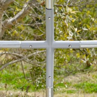 Grand poulailler moderne en métal avec enclos accessible, toit en dôme thermolaqué, fermeture à poussoir, emballé en boîte, cage extérieure pour animaux de compagnie