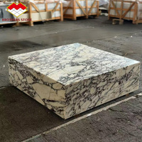 Table basse en marbre Calacatta Viola de luxe, sur socle bas, personnalisable, pour salon, de la marque Brothers Stone Furniture