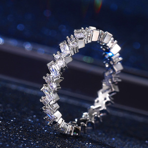 Anello a fascia intera di forma quadrata dal design moderno per donna - Product Image 3