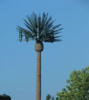 Torre de Comunicación Junhao Estética Camuflada Tipo Monopolo Biónico con Antena de Acero Angular para Telecomunicaciones Urbanas