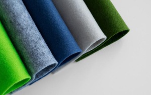 Tissu de feutre de poinçon d'aiguille de polyester d'usine par la cour ou le mètre avec l'emballage de rouleau <span class=keywords><strong>1mm</strong></span> 2mm 3mm 4mm 5mm pour le choix - Product Image 4