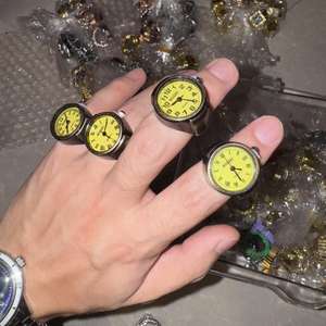 レトロ リアルバンド ウォッチ ミニマリスト 指輪時計 クォーツムーブメント シンプル ラウンド ローマ数字 フィンガーウォッチ リング - Product Image 1