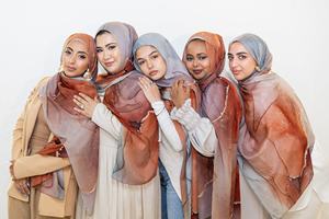 Hijab de luxe imprimé en feuille d'or pour femme, matériau non transparent, associé à un sous-capuchon exquis, adapté aux occasions haut de gamme - Product Image 3