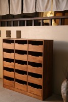 Armoire de rangement de cuisine en bois massif grande capacité à prix de gros, étagère multi-niveaux pour bols et assiettes, placard anti-poussière avec portes