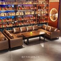Ensemble de bar de style industriel en bois massif, tables, chaises, banquettes de bistrot, canapés pour bar commercial de luxe, petit mobilier de bar de type taverne