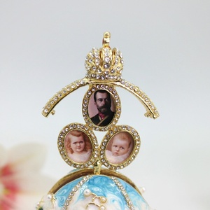 SHINNYGIFTS Cadre photo familial 3D en métal plaqué or, motif muguet, orné <span class=keywords><strong>de</strong></span> strass et perles peintes à la main, œuf <span class=keywords><strong>de</strong></span> Pâques décoratif pour la maison - Product Image 2