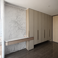 Meuble de chambre à coucher de luxe moderne : Armoire, coiffeuse cintrée, dressing en verre avec rangement et placards à vêtements avec tiroirs
