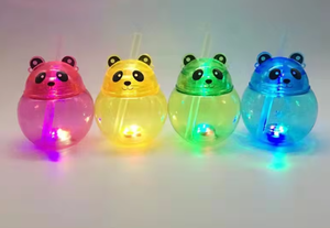Botella de Agua Personalizada al por Mayor de 500ml con Diseño Creativo de Panda, Cordón y Luz LED, Vasos para Granizados con Asa de Transporte - Product Image 3