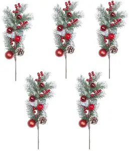 红色浆果茎配冬青浆果球和雪植绒松果人工松树摘人造松枝用于圣诞节
