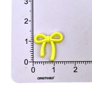 Adorables patchs autocollants en résine jaunes en forme de nœud, fraise et cœur pour Crocs et accessoires de coque de téléphone - Product Image 5