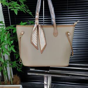 Sac à main pour <span class=keywords><strong>femme</strong></span> <span class=keywords><strong>en</strong></span> <span class=keywords><strong>cuir</strong></span> PU de créateur, nouvelle arrivée <span class=keywords><strong>en</strong></span> gros, avec foulard <span class=keywords><strong>en</strong></span> soie, sac à main décontracté, sacs à main de créateur pour les voyages <span class=keywords><strong>en</strong></span> plein air - Product Image 2