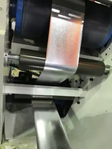 Zhengzhou zomagtc co otomatik rulodan ruloya kağıt Embosser doku kabartma makinesi yapışkanlı etiket için