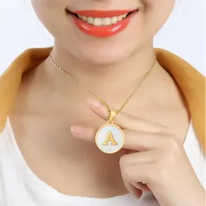 Kalung choker alfabet kerang minimalis perhiasan baja tahan karat kalung inisial wanita berlapis emas 18k