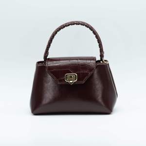 <span class=keywords><strong>Borsa</strong></span> a Tracolla Mini da <span class=keywords><strong>Donna</strong></span> in Pelle Goffrata Effetto Coccodrillo <span class=keywords><strong>Bordeaux</strong></span> con Manico Intrecciato e Chiusura Girevole Dorata Stile Retrò - Product Image 2