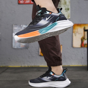 Lacci coordinati con stampa grafica a freccia sul lato, tomaia in rete sottile sfumata, linguetta e colletto alla caviglia imbottiti, sneakers sportive. - Product Image 5