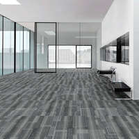 Luxuriöse Geometrische Design-Nylon-Teppichfliesen mit PVC-Rücken in Verschiedenen Grautönen, Flammhemmend für Moderne Büroböden