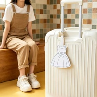 Étiquettes de bagages pour couples en voyage |   Cartes d'embarquement pour lune de miel des jeunes mariés |   Étiquettes pour costumes et robes au design créatif Urban Simplicity