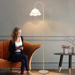 Lámparas de <span class=keywords><strong>Pie</strong></span> de Estilo Nórdico Elegantes, Blancas, de <span class=keywords><strong>Pie</strong></span>, con Forma de Flor de PVC, de Espectro Completo, Estilo Americano Simple, para Sala de Estar, Venta al por Mayor - Product Image 3