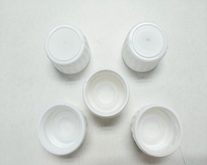 Bouchons de bouteilles de sirop en verre avec écrou antivol en plastique blanc - Product Image 6