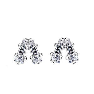 Boucles d'oreilles clous en moissanite de style classique, élégant et géométrique, en argent plaqué or, de Tianyu Gems. - Product Image 2