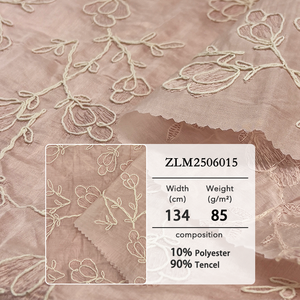 Tissu brodé tissé-85GSM, base rose avec motifs floraux blancs - Product Image 3