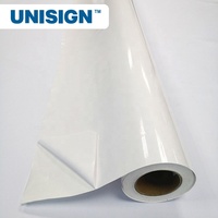 Matériau d'enveloppe de vinyle de véhicule coulé imprimable Rouleau de film de vinyle coulé en PVC Matériaux d'affiche Rouleaux d'autocollants en vinyle auto-adhésif