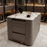 Système de dressing autoportant moderne sur mesure avec portes vitrées, cadre métallique, éclairage LED et îlot en marbre pour dressing et salon