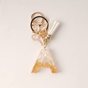 Llavero Colgante Clásico Inglés con Diseño de Borla y Mariposa, Abrebotellas de Plástico Dorado Impermeable, con Concha Blanca y Resina, para Navidad - Product Image 6