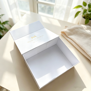 Caja de Regalo Magnética de Lujo con Logotipo en Lámina Dorada, Caja Rígida de Papel Blanco Personalizable para Cosméticos, Perfumes y Sets de Regalo - Product Image 1