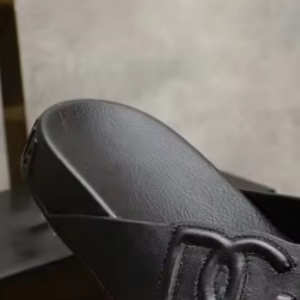 Vente en gros de tongs noires de luxe de haute qualité, à la mode, semelles souples, légères, antidérapantes, offrant un confort optimal pour l'extérieur - Product Image 2