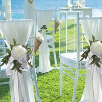 Décoration d'ambiance pour lieux de réception de mariage en plein air de style occidental, fleurs artificielles en polyester, roses simulées pour dossier de chaise