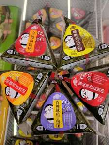 Authentiques boulettes <span class=keywords><strong>de</strong></span> <span class=keywords><strong>riz</strong></span> triangulaires japonaises Onigiri enveloppées d'algues, garnies <span class=keywords><strong>de</strong></span> thon et <span class=keywords><strong>de</strong></span> kimchi, faciles à cuisiner, Onigiri triangulaires surgelés - Product Image 2
