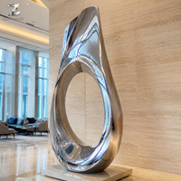 Sculpture abstraite en acier inoxydable poli, motif boucle infinie, pour la décoration intérieure des hôtels, villas, salons et galeries.