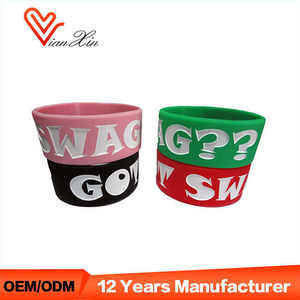 Bracelet en silicone personnalisé avec motif de dessin animé coloré et créatif - Product Image 4