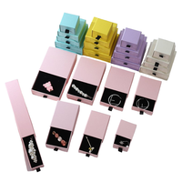 Boîte à bijoux personnalisée en carton ondulé rigide de luxe avec longue chaîne, finition mate, gaufrage, doublure en éponge et fermeture magnétique durable