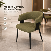 Chaise de salle à manger moderne en bouclette vert mousse, dossier ouvert, accoudoirs incurvés, structure métallique, pieds noirs, pour hôtel, restaurant, café, usage commercial