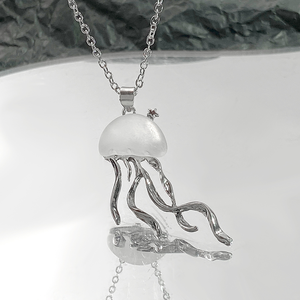 Collier pendentif méduse mate créature de l'océan inspiré chaîne de clavicule en acier inoxydable femmes bijoux marins personnalisables - Product Image 4
