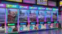 Machine à griffes géante sur mesure, distributeur automatique d'arcade à monnayeur en forme humaine avec boutons et jouets en peluche.