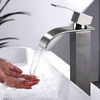 Robinet de lavabo de salle de bain à cascade élégant en nickel brossé et or, à trou unique, à poignée unique, à poser sur le comptoir, pour salle de bain d'hôtel
