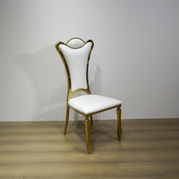 Chaise de mariage de luxe en acier inoxydable doré, dossier incurvé massif, avec coussin en éponge blanche pour les événements de restauration et les banquets d'hôtel
