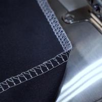 Machine à Coudre Industrielle Surjeteuse Honkon HK 747D à Entraînement Direct Quatre Fils pour Vêtements